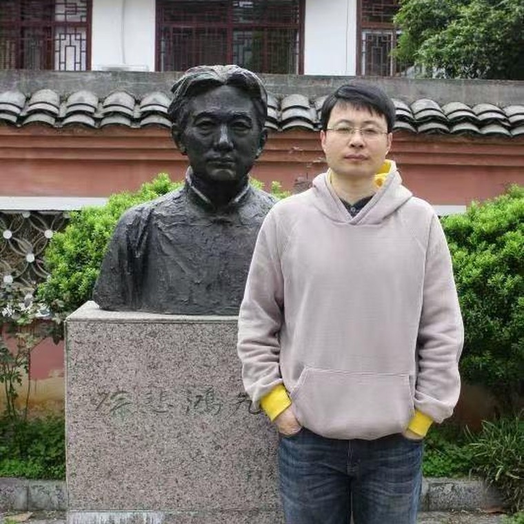 袁大卫老师（摄于徐芒耀先生雕像前）